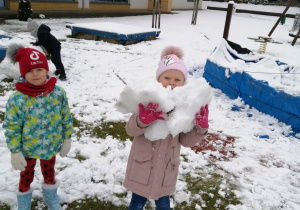 dziewczynki ze śniegiem